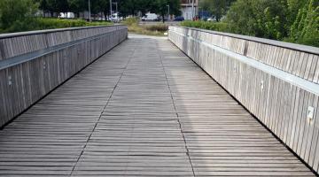 denuncia-parque-orfeon-pamplones El puente de lago del parque del Orfeon Pamplonés tiene casi todas las tablas movidas y todos los dias hay algun tropiezo.