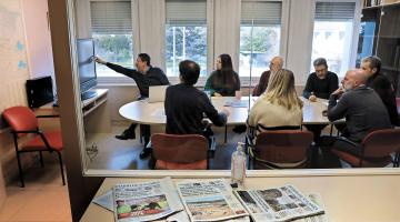 REUNIÓN DE PAPEL, WEB Y REDES. Desde la izquierda y en el sentido de las agujas del reloj, Fernando Hernández, Alba Cidoncha, Miguel Ángel Riezu, Marcos Sánchez, Nacho Calvo, Yulen Garmendia, Edurne Suberviola y José María Belcos Suplemento 120 aniversario