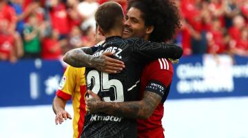 Abrazo entre Aridane y Aitor Fernández tras ganar al Girona