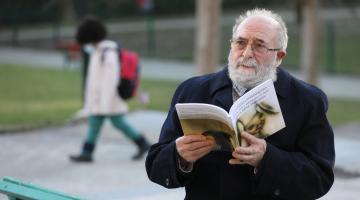 Jesús Sanz repasa ‘El conejo chamaquito’, el libro que recoge las cartas y cuentos para su nieto, en un parque cerca de su casa, en Pamplona Jesús Sanz repasa ‘El conejo chamaquito’, el libro que recoge las cartas y cuentos para su nieto, en un parque cerca de su casa, en Pamplona