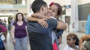 abrazo.jpg A* Jesús Garzaron
F* 2017_06_27
T* Llegada niños saharauis
L* Aeropuerto Pamplona