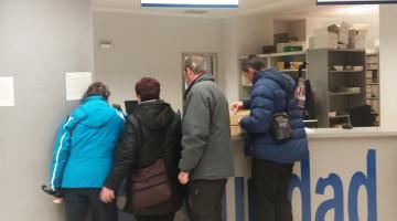PamplonaBolso Varias personas en las oficinas de la Policía Municipal de Pamplona