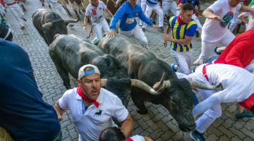 Momento de peligro de los Escolar en el callejón