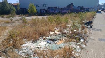 calle Añezkar en Ansoai Calle Añezkar en Ansoáin, donde desde hace años existe un vertedero incontrolado en un solar, pero ahora el vertedero se ha extendido a las dos aceras de la calle y a la zona de los contenedores de basura