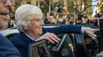 Los Mossos detienen a Clara Ponsatí en la plaza de la Catedral de Barcelona
