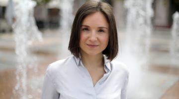 La directora Ainara Vera en la plaza Yamaguchi de Pamplona