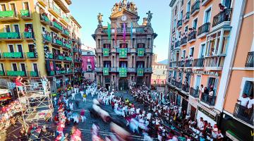 La instantánea de la Plaza Consistorial registra la imagen distorsionada de la manada por efecto óptico de la velocidad