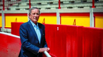 José María Marco, presidente de la Comisión Taurina de la Casa de Misericordia, posa subido al estribo de la barrera de la plaza de toros de Pamplona