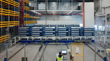 Descarga de baterías ya montadas en la factoría de Volkswagen en la ciudad alemana de Zwickau