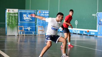 Santi Yániz golpea a una pelota de caucho en un partido contra Espinal.