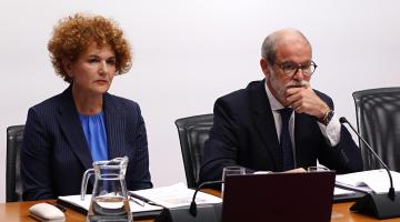 Asun Olaechea e Ignacio Cabeza del Salvador, presidente de Comptos, en el Parlamento