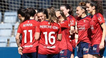 Las jugadoras de Osasuna Femenino se felicitan tras uno de los goles