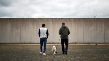 Presentación del proyecto de terapia asistida con perros en la cárcel de Pamplona