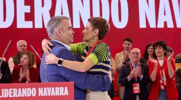 Santos Cerdán abraza a la presidenta del Gobierno, María Chivite, este sábado en Pamplona
