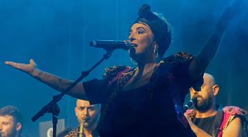 Amparanoia, en un concierto en Estella con Artistas del Gremio, el 9 agosto de 2023.