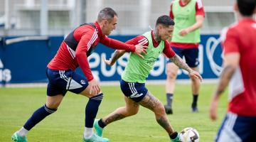 Kike García y Chimy Ávila, en un entrenamiento en Tajonar en 2023 antes de la salida de ambos de Osasuna.	j. p. urdíroz