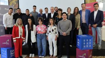 PREMIOS INgastro De izquierda a derecha, arriba: Johan Valencia, Jhon Arpi, Joel Armijos, Lorenzo Aréjula, Ramón Grafols, Mikel Bilbao, Gregorio Tolosa, Iñaki Andradas, Inés Jauregui, Beatriz López, Alicia Nicolás, Eduardo Elizalde y Jorge Ferrer. Abajo: Ana Beriáin, Patricia Sanz, Paula Sanz, Arantza García de Baquedano y Steven Bosen Wu Zheng