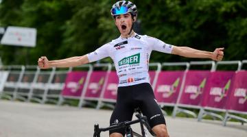 Unai Ramos celebra su victoria en la última etapa de la Vuelta a Navarra.