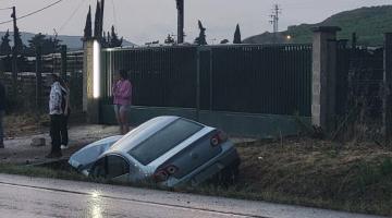 El coche se ha salido de la calzada y ha chocado contra un paso de hormigón