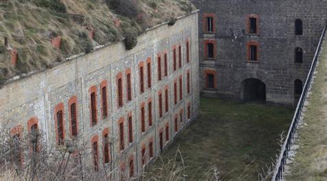 El Parlamento insta a negociar la reversión del fuerte de San Cristóbal El Parlamento insta a negociar la reversión del fuerte de San Cristóbal