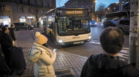 Una villavesa en huelga, ayer a las siete de la tarde en la plaza de Merindades de Pamplona. Una villavesa en huelga, ayer a las siete de la tarde en la plaza de Merindades de Pamplona.