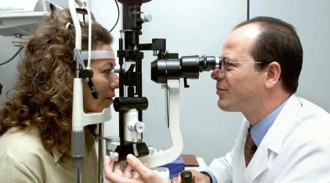 Un oftalmólogo examinando a una paciente la presión intraocular para prevenir el glaucoma Un oftalmólogo examinando a una paciente la presión intraocular para prevenir el glaucoma