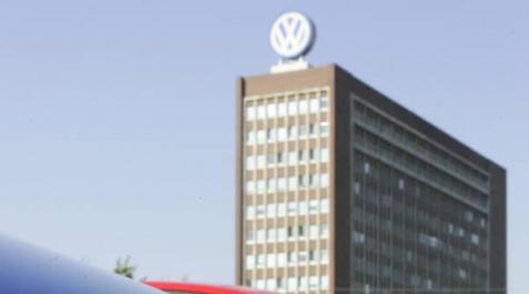 Coches de la marca Volkswagen, frente a la sede de la compañía en Wolsfburg, Alemania. Coches de la marca Volkswagen, frente a la sede de la compañía en Wolsfburg, Alemania.