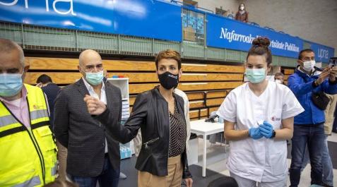 La presidenta del Gobierno de Navarra, María Chivite, ha visitado las instalaciones para la vacunación contra el coronavirus en la UPNA acompañada por la consejera de Salud, Santos Induráin, y el rector de la UPNA, Ramón Gonzalo.