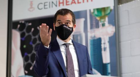 Inauguración del laboratorio CEINHealth Biotechlab El consejero de Desarrollo Económico y Empresarial, Mikel Irujo, ha inaugurado el laboratorio CEINHealth Biotechlab, puesto en marcha por CEIN en las instalaciones de su Vivero de Innovación, en Noáin. Se trata de un espacio tecnológico compartido para startups biotecnológicas del sector de salud que inician su actividad o están en las primeras fases de crecimiento.