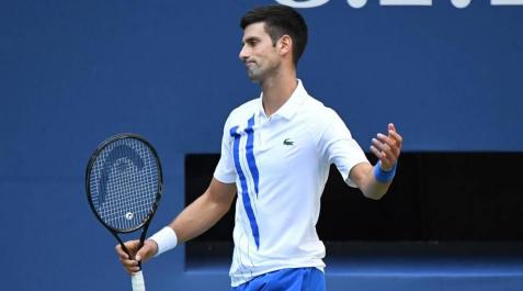 Djokovic descalificado por dar un pelotazo a una jueza de línea