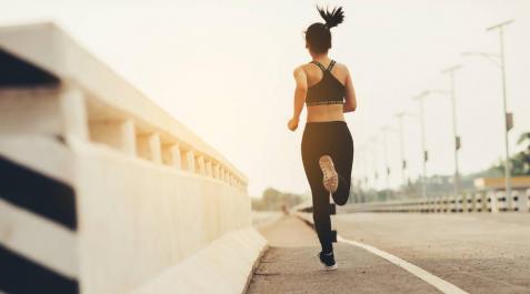 Corredora practicando running