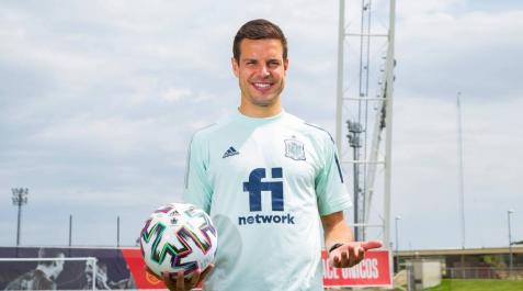 César Azpilicueta sostiene el balón de la Eurocopa, en un momento de la sesión de fotos que realizó para Diario de Navarra en Las Rozas.