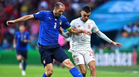 Pedri y Chiellini El veterano capitán italiano Giorgio Chiellini, pugna por el balón con Pedri
