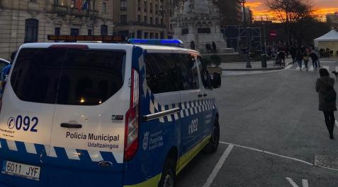 Vehículo de Policía Municipal en el Paseo de Sarasate. Vehículo de Policía Municipal en el Paseo de Sarasate.