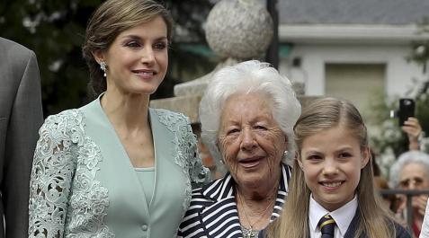 Menchu Álvarez del Valle La reina Letizia y su abuela Menchu Álvarez del Valle, en la comunión de la infanta Sofía