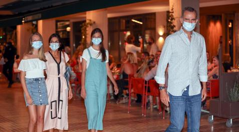 El Rey Don Felipe, La Reina Doña Letizia y la Princesa Leonor salen de 'El txoco de Martín', el restaurante propiedad de Martín Berasategui
