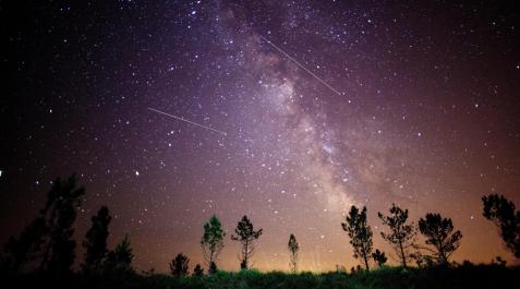 El cielo desde Monfero (Galicia) con la Vía Láctea y con varios meteóros conocidos como Perseidas. El cielo desde Monfero (Galicia) con la Vía Láctea y con varios meteóros conocidos como Perseidas.
