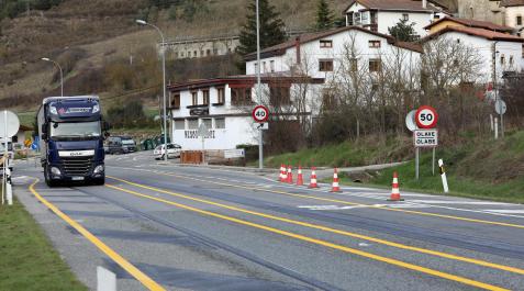 Inicio de las obras en la N-121-A, en Olave, con los carriles marcados en amarillo Inicio de las obras en la N-121-A, en Olave, con los carriles marcados en amarillo