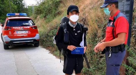 Imagen del peregrino coreano, ya con la cartera recuperada. Imagen del peregrino coreano, ya con la cartera recuperada.