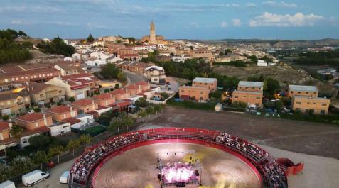 Cárcar Vista de Cárcar con la plaza portátil en primer lugar, en el aparcamiento de camiones, en la que se han celebrado diferentes actos