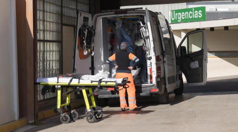 urgencias Reina Sofía Varios profesionales y una ambulancia, en el acceso a Urgencias del Hospital Reina Sofía de Tudela