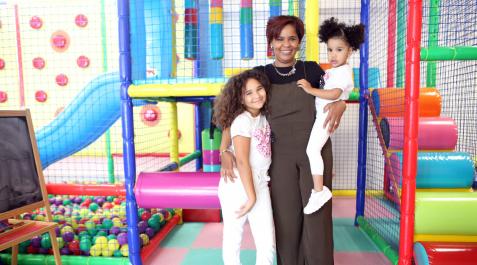 Issa Pérez junto a sus hijas Mía y Alma en las instalaciones de “Los Traviesos” situadas en el barrio pamplonés de Buztintxuri Issa Pérez junto a sus hijas Mía y Alma en las instalaciones de “Los Traviesos” situadas en el barrio pamplonés de Buztintxuri