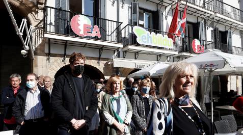 EAPamplona María José Mangado lee la declaración ante Maiorga Ramírez, Esther Korres y MIren Aranoa