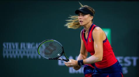 PBadosa Paula Badosa se prepara para recibir un resto de su rival durante el encuentro de Indian Wells contra la checa Krejcikova