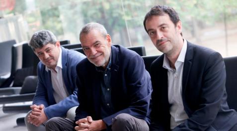 El trío de escritores y guionistas Jorge Díaz (c), Antonio Mercero (i) y Agustín Martínez (d), que hasta anoche, cuando ganaron el Premio Planeta, se ocultaban tras el seudónimo de Carmen Mola, posan para la entrevista El trío de escritores y guionistas Jorge Díaz (c), Antonio Mercero (i) y Agustín Martínez (d), que hasta anoche, cuando ganaron el Premio Planeta, se ocultaban tras el seudónimo de Carmen Mola, posan para la entrevista