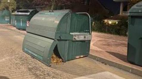 Uno de los contenedores volcados por el joven y dos acompañantes en Olaz Uno de los contenedores volcados por el joven y dos acompañantes en Olaz