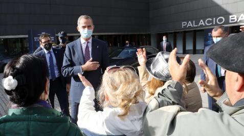 rey-felipe-pamplona Felipe VI se acercó a los ciudadanos al salir de Baluarte durante dos minutos. Agradeció las muestras de cariño de los navarros presentes