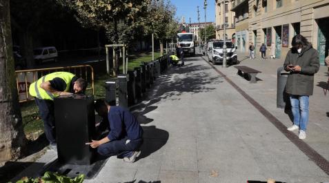 poste bici electrica gayarre pamplona Instalación del poste para el servicio de bicicletas eléctricas junto al Teatro Gayarre