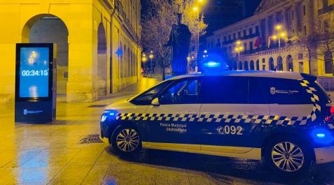 Un coche de Policía Municipal por el centro de Pamplona Un coche de Policía Municipal por el centro de Pamplona