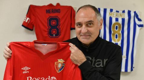 Miguel Merino, con una camiseta rojilla de su época. Detrás, las de su hijo Mikel en Osasuna y la Real Miguel Merino, con una camiseta rojilla de su época. Detrás, las de su hijo Mikel en Osasuna y la Real